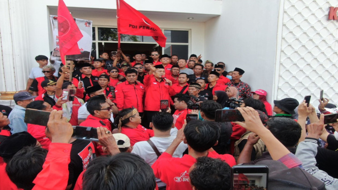 Massa mengawal Narjo daftar jadi calon bupati Brebes ke PDIP