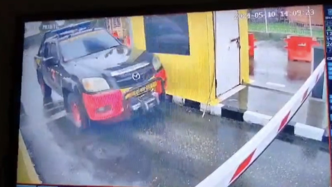 Mobil dinas Brimob Polda Papua tampak terlihat saat dibawa kabur