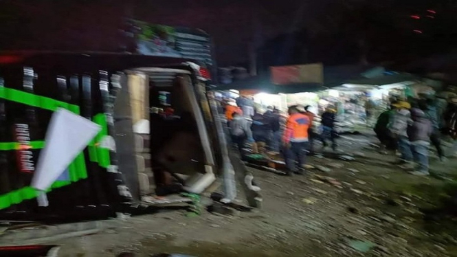Bus pariwisata terguling di Ciater, Subang