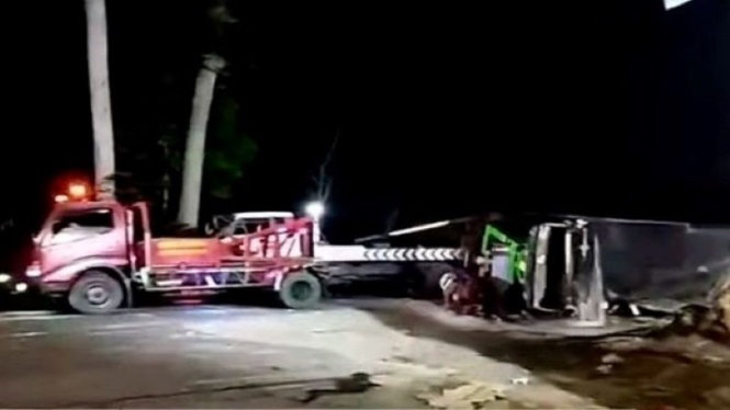 Bus pariwisata terguling di Ciater, Subang