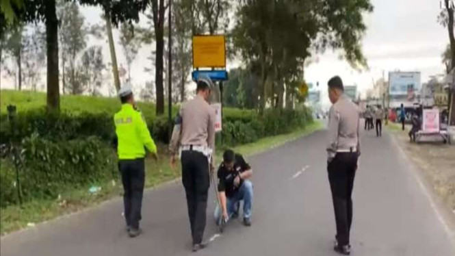 Polisi olah TKP kecelakaan bus rombongan siswa Depok, di Ciater, Subang, Jabar.