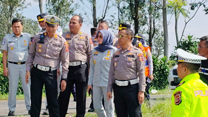 Kakorlantas Polri Irjen Pol Aan Suhanan di lokasi kecelakaan bus terguling, Ciater, Subang.