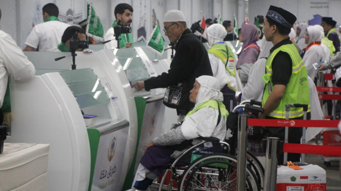 Proses pemeriksaan imigrasi di area Makkah Route, Terminal 2D, Bandara Soetta, Tangerang