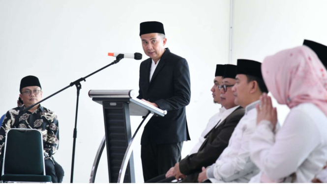 Penjabat Gubernur Jabar Bey Machmudin mengukuhkan Pengurus BP4 Jabar