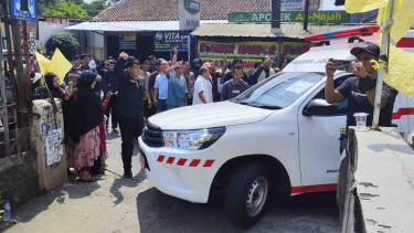 Potret keluarga sambut jenazah korban kecelakaan bus di Subang