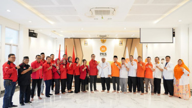 PDIP sambangi kantor PKS Kota Bogor. VIVA/Muhammad AR