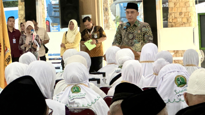 Wamenag Saiful Rahmat Dasuki saat melepas jemaah calon haji kloter 1 Embarkasi Solo