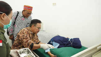 Kisah Dokter Hasto Galakkan Program KB ke Pelosok: Dibayar Pakai Nanas Hingga Singkong