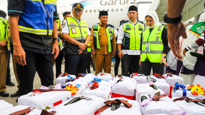 Penjabat (Pj) Gubernur Sumut, Hassanudin melepas keberangkatan 360 calon jemaah kloter satu asal Kabupaten Asahan.(dok Pemprov Sumut)