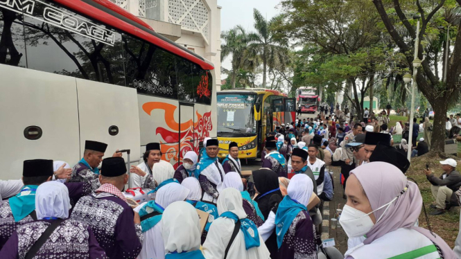 Jamaah calon haji kabupaten tangerang di Masjid Agung Alamjad, Tigaraksa, Tangerang