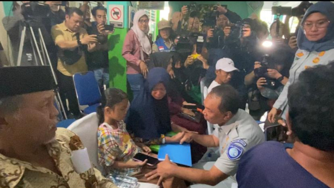 Pemberian santunan kematian korban kecelakaan SMK Lingga Kencana Depok