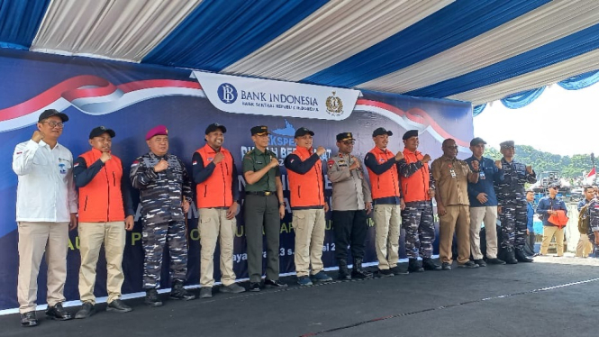 Pelepasan Ekspedisi Rupiah Berdaulat di Papua dihadiri oleh TNI AL, Muspida Provinsi Papua dan Kota Jayapura.
