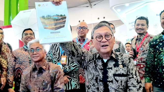 Menteri ESDM, Arifin Tasrif, saat mengunjungi deretan booth di IPA Convex 2024, ICE BSD, Tangerang, Banten, Selasa, 14 Mei 2024