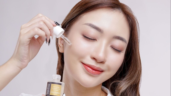 Ilustrasi Menggunakan Skincare