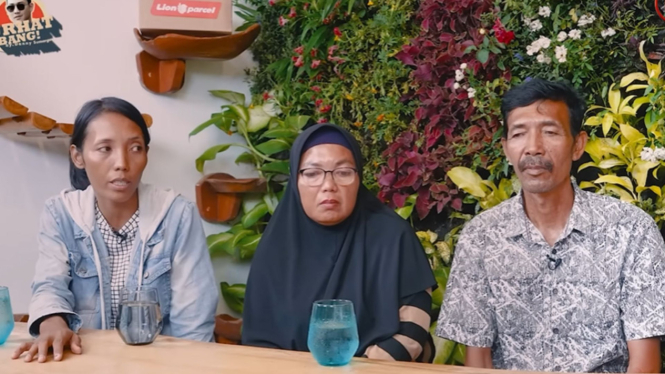 Keluarga Vina Dewi Arsita, (kakak, ibu dan ayah)
