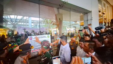 Walikota Medan, Bobby Nasution saat menyegel Mall Center Point Medan.(B.S.Putra/VIVA)