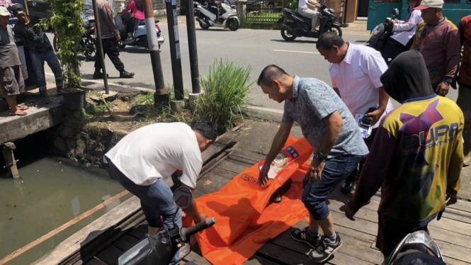 Polisi mengevakuasi potongan tubuh manusia yang ditemukan di selokan yang berada di Jalan Danau Sentarum, Pontianak, Kalbar, Rabu 15 Mei 2024.