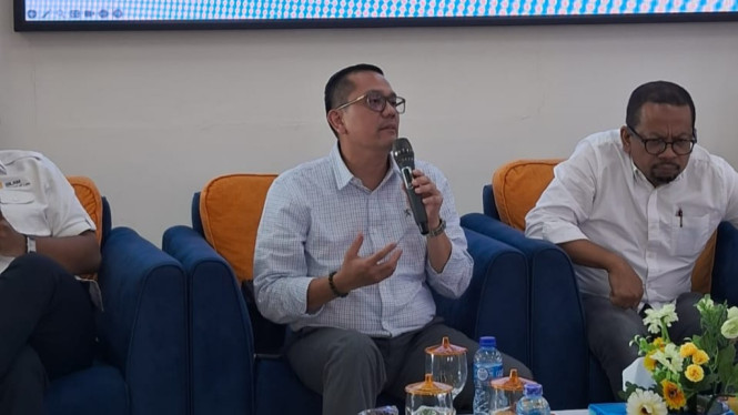 Pakar hukum tata negara dari Sekolah Tinggi Ilmu Hukum IBLAM Radian Syam (kiri)