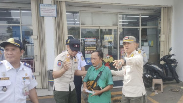 Pemerintah Kota Jakarta Barat (Pemkot Jakbar) melakukan agenda penertiban terhadap juru parkir liar di sejumlah titik mengenai hingga kini masih maraknya laporan masyarakat untuk menegakkan peraturan daerah mengenai Juru Parkir Liar.
