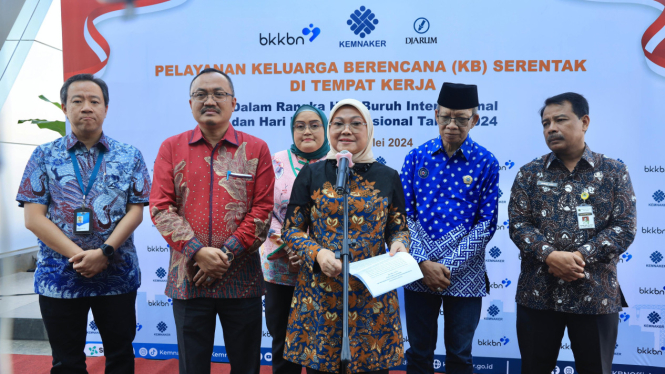 Menteri Ketenagakerjaan, Ida Fauziah (tengah)