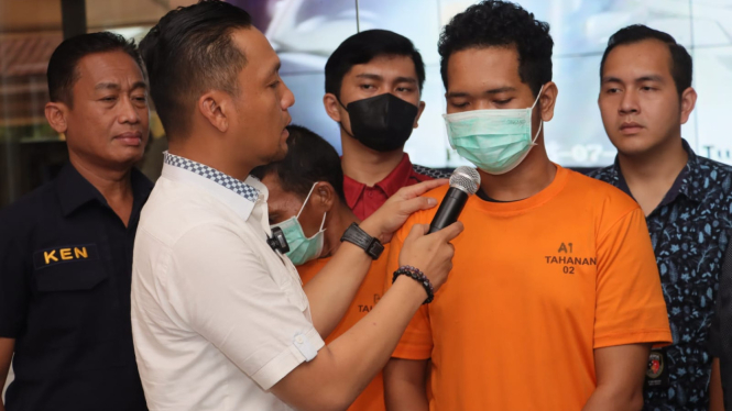 Pencuri velg dan ban mobil di parkiran ITC Cempaka Mas