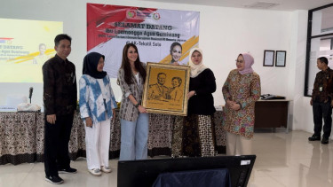 Loemongga dapat cinderamata kain tenun bergambar dirinya bersama suami di AK-Tekstil Solo