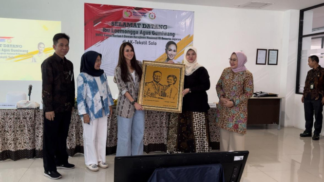Loemongga dapat cinderamata kain tenun bergambar dirinya bersama suami di AK-Tekstil Solo