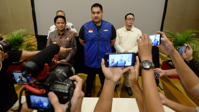 Menpora Dito Ariotedjo (tengah).