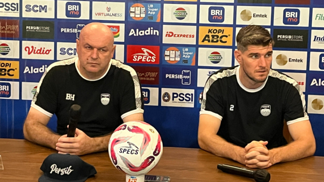 Pelatih Persib Bandung, Bojan Hodak (kiri)