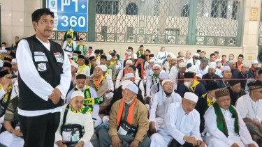Petugas Haji Indonesia sedang mendampingi jemaah di Masjid Nabawi Madinah