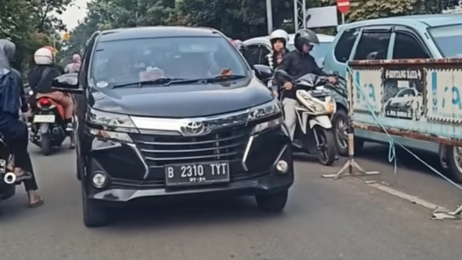 Viral Toyota Avanza lawan arah