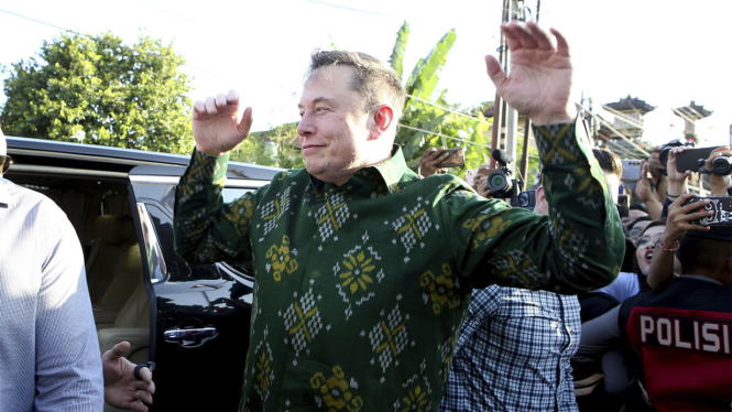 Elon Musk meluncurkan layanan internet satelit Starlink di Denpasar, Bali, Minggu, 19 Mei 2024.