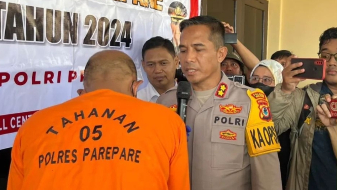 Kapolres Parepare AKBP Arman Muis memimpin jumpa pers kasus polisi gadungan. (Foto: Humas Polres Parepare)