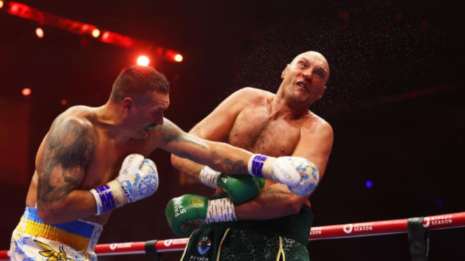 Oleksandr Usyk hancurkan Tyson Fury