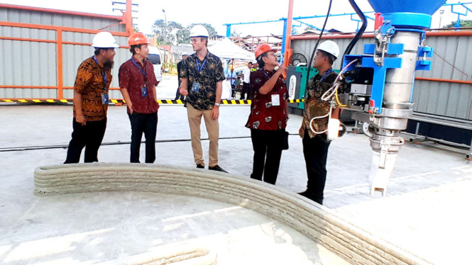 [dok. Direktur & Chief Financial Officer (CFO) BNBR, Roy Hendrajanto M. Sakti dan jajarannya, saat mengecek hasil 3D Construction Printing PT Modula Tiga Dimensi]