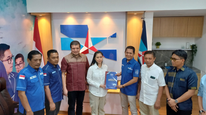 Tim Pemenangan Bobby Nasution saat mengambil formulir pendaftaran Bacalon Gubernur 2024 ke DPD Demokrat Sumut.(B.S.Putra/VIVA)