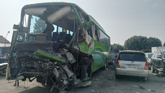 Kondisi Bus Pariwisata usai laka lantas di tol Jomo. 