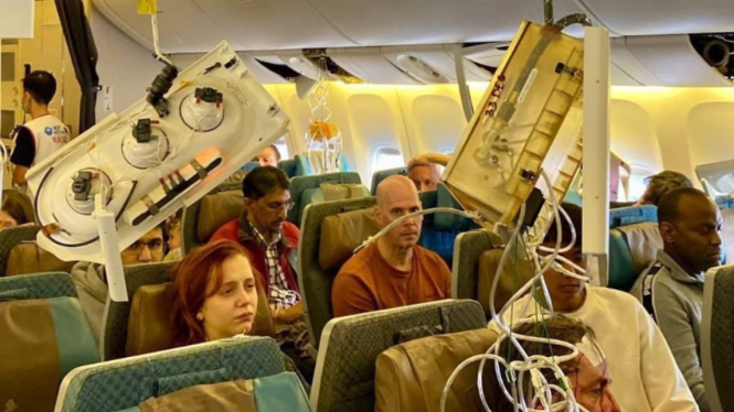 Keadaan Singapore Airlines mengalami turbulensi.