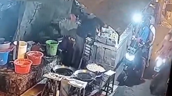 Detik-detik Tragis! Anak dan Bapak Tersiram Minyak Panas Penjual Gorengan