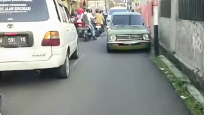 Mobil parkir sembarangan