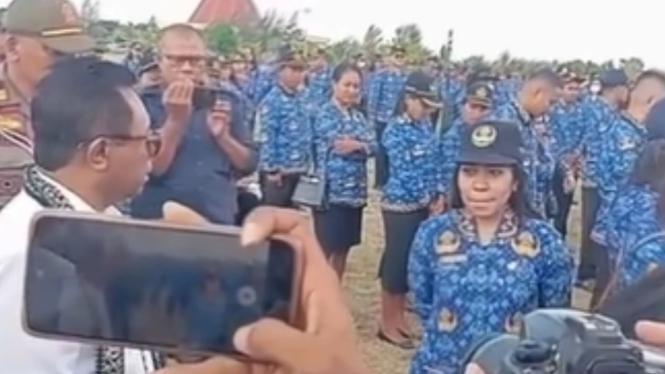 Lihat 2 ASN Selfie saat Upacara, Pj Bupati Kupang Murka: Saya Pecat Kamu!