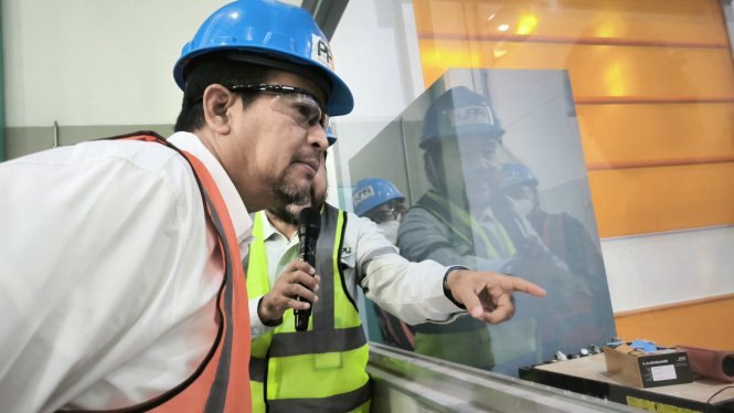 Direktur PB3 KLHK, Ari Sugasri meninjau pengolahan PCBs kawasan industri pengolahan limbah B3 PPLI di Desa Nambo, Klapanunggal, Kabupaten Bogor, Rabu 22 Mei 2024. Muhammad AR/VIVA