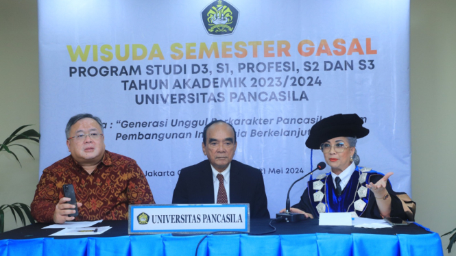 Bambang Brojonegoro dan Siswono Yudo Husodo saat wisuda 