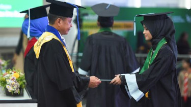 Rektor USU, Prof. Muryanto Amin saat memimpin prosesi wisuda.(dok USU)