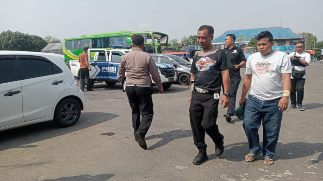 Sopir bus pariwisata (baju putih) saat diperiksa petugas Kemenhub. 