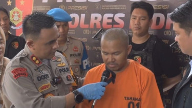 Polisi mengamankan seorang pria yang merupakan pimpinan pondok pesantren.