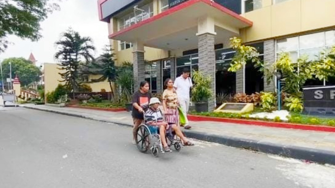 Tumpol Simanjuntak, tukang becak yang dianiaya oknum Brimob menggunakan kursi roda saat membuat laporan di Bidang Propam Polda Sumut.(B.S.Putra/VIVA) 