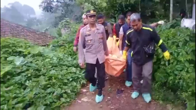 Petugas saat mengevakuasi jenazah Neneng Hatisah, korban Curas