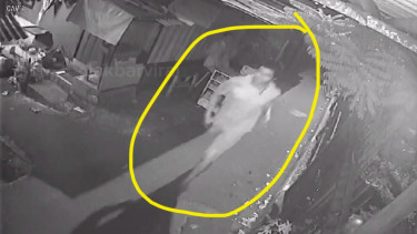 Polisi berhasil menangkap seorang pria yang diduga pelaku penusukan yang menewaskan, Ustaz Saidi, Seorang Imam Mushola di Kawasan Pesing, Kedoya Utara, Jakarta Barat, Kamis 23 Mei 2024. 