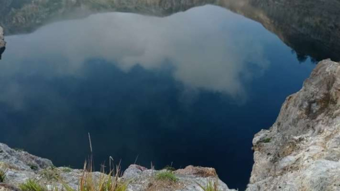 Visual Kawah 1 Danau Kelimutu di Kabupaten Ende, Nusa Tenggara Timur (NTT), yang berubah warna dari hijau menjadi coklat kehitaman, Rabu, 22 Mei 2024.